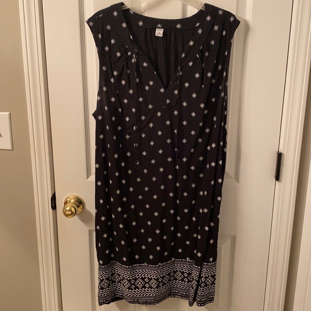 Sleeveless shift dress with printed bottom.